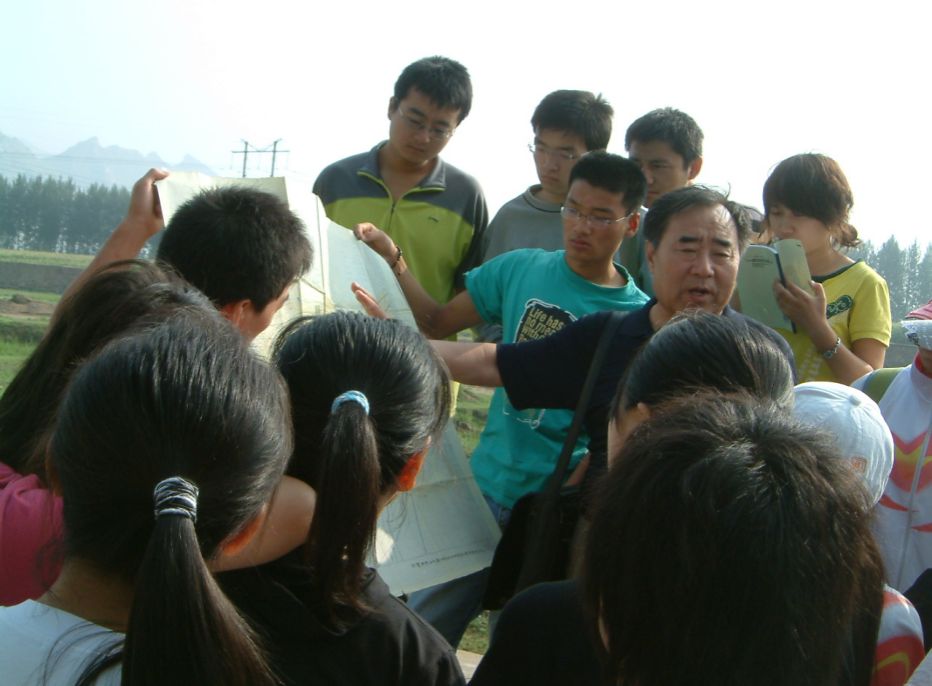 图1： 指导学生野外地质实习